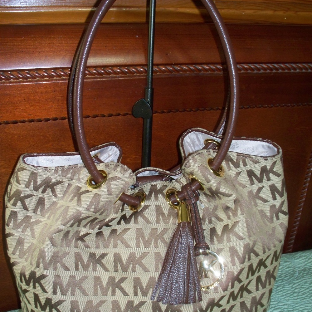 Michael Kors JS Beige/Mocha Ring Tote &  Wristlet - Picture 4 of 7